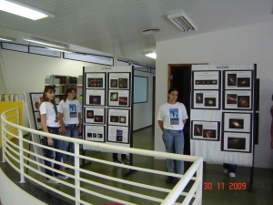 Imagem da Exposio sobre Astronomia paiines e alunas