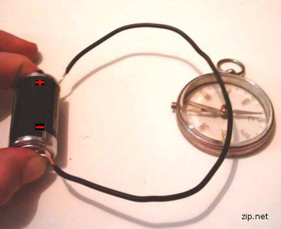 A imagem mostra a Experincia de Oersted, onde um fio suspenso sobre uma bssola, ao ser percorrido por uma corrente eltrica provoca uma deflexo na agulha, evidenciando que uma corrente eltrica gera campo magntico.
<br />
<br />
Palavras-chave: Bssola. Corrente eltrica. Fora magntica. m. Magnetismo.