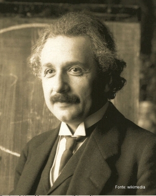 Albert Einstein (1879-1955), Físico alemão e ganhador do prêmio Nobel em 1921. Seus trabalhos mais famosos são referentes às teorias da relatividade (geral e restrita) e o efeito fotoelétrico. Einstein talvez seja o físico mais conhecido desde o século XX.
 <br /><br />
Palavras-chave: Relatividade, física moderna, fóton, luz, tempo, efeito fotoelétrico, astronomia.
