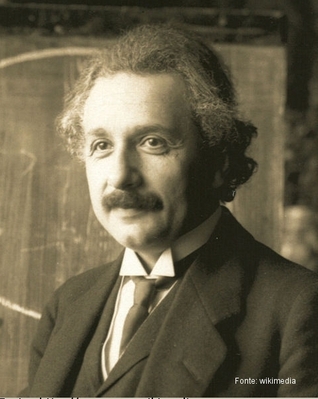 Albert Einstein (1879-1955), Fsico alemo e ganhador do prmio Nobel em 1921. Seus trabalhos mais famosos so referentes s teorias da relatividade (geral e restrita) e o efeito fotoeltrico. Einstein talvez seja o fsico mais conhecido desde o sculo XX.
 <br /><br />
Palavras-chave: Relatividade, fsica moderna, fton, luz, tempo, efeito fotoeltrico, astronomia.