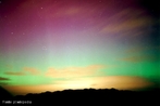 Aurora  um fenmeno atmosfrico lumininoso que consiste em rpidas mudanas de colunas de luz de matizes diferentes, como se fosse uma dana de luzes coloridas. De acordo com a ocorrncia do fenmeno elas so chamadas aurora boreal (extremo norte da Terra) ou aurora austral (extremo sul da Terra). A origem do fenmeno est relacionada a atividade solar e aos campos magnticos da Terra. <br /><br />  Palavras-chave: Magnetismo, campo magntico da terra, plo magntico, ons, raios csmicos, luz.