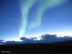 Aurora  um fenmeno atmosfrico luminoso que consiste em rpidas mudanas de colunas de luz de matizes diferentes, como se fosse uma dana de luzes coloridas. De acordo com a ocorrncia do fenmeno elas so chamadas aurora boreal (extremo norte da Terra) ou aurora austral (extremo sul da Terra). A origem do fenmeno est relacionada a atividade solar e aos campos magnticos da Terra. <br /><br />  Palavras-chave: Magnetismo, campo magntico da terra, plo magntico, ons, raios csmicos, luz.