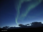 Aurora  um fenmeno atmosfrico luminoso que consiste em rpidas mudanas de colunas de luz de matizes diferentes, como se fosse uma dana de luzes coloridas. De acordo com a ocorrncia do fenmeno elas so chamadas aurora boreal (extremo norte da Terra) ou aurora austral (extremo sul da Terra). A origem do fenmeno est relacionada a atividade solar e aos campos magnticos da Terra. <br /><br />  Palavras-chave: Magnetismo, campo magntico da terra, plo magntico, ons, raios csmicos, luz.