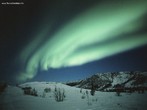 Aurora  um fenmeno atmosfrico luminoso que consiste em rpidas mudanas de colunas de luz de matizes diferentes, como se fosse uma dana de luzes coloridas. De acordo com a ocorrncia do fenmeno elas so chamadas aurora boreal (extremo norte da Terra) ou aurora austral (extremo sul da Terra). A origem do fenmeno est relacionada a atividade solar e aos campos magnticos da Terra.  <br /><br />  Palavras-chave: Magnetismo, campo magntico da Terra, plo magntico, ons, raios csmicos, luz.