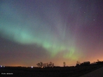 Aurora  um fenmeno atmosfrico luminoso que consiste em rpidas mudanas de colunas de luz de matizes diferentes, como se fosse uma dana de luzes coloridas. De acordo com a ocorrncia do fenmeno elas so chamadas aurora boreal (extremo norte da Terra) ou aurora austral (extremo sul da Terra). A origem do fenmeno est relacionada a atividade solar e aos campos magnticos da Terra.  <br /><br />  Palavras-chave: Magnetismo, campo magntico da Terra, plo magntico, ons, raios csmicos, luz.