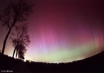 Aurora  um fenmeno atmosfrico luminoso que consiste em rpidas mudanas de colunas de luz de matizes diferentes, como se fosse uma dana de luzes coloridas. De acordo com a ocorrncia do fenmeno elas so chamadas aurora boreal (extremo norte da Terra) ou aurora austral (extremo sul da Terra). A origem do fenmeno est relacionada a atividade solar e aos campos magnticos da Terra.  <br /><br />  Palavras-chave: Magnetismo, campo magntico da Terra, plo magntico, ons, raios csmicos, luz.