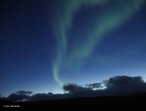 Aurora  um fenmeno atmosfrico luminoso que consiste em rpidas mudanas de colunas de luz de matizes diferentes, como se fosse uma dana de luzes coloridas. De acordo com a ocorrncia do fenmeno elas so chamadas aurora boreal (extremo norte da Terra) ou aurora austral (extremo sul da Terra). A origem do fenmeno est relacionada a atividade solar e aos campos magnticos da Terra. <br /><br />  Palavras-chave: Magnetismo, campo magntico da terra, plo magntico, ons, raios csmicos, luz.