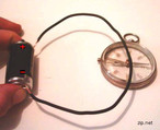 A imagem mostra a Experiência de Oersted, onde um fio suspenso sobre uma bússola, ao ser percorrido por uma corrente elétrica provoca uma deflexão na agulha, evidenciando que uma corrente elétrica gera campo magnético. <br /> <br /> Palavras-chave: Bússola. Corrente elétrica. Força magnética. Ímã. Magnetismo.