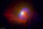 Um corpo celeste extremamente denso originado por gigantescas estrelas que colapsaram. Aps a morte da estrela o ncleo se comprime e devido a sua fora de gravidade nem a luz consegue escapar. <br /><br />  Palavras-chave: Astronomia, campo gravitacional, luz, matria, velocidade, estrela, fuso nuclear, gravitao universal.