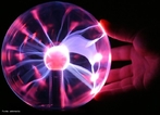 Plasma - fludo constitudo de molculas gasosas eletricamente neutras, ons positivos e eltrons negativos. O plasma constitui o quarto estado da matria. <br /><br />  Palavras-chave: Propriedades da matria, partculas atmicas, plasma, molculas, ons, eltrons, matria.