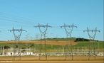 So equipamentos (torres e cabos) que permitem transportar energia eltrica  longas distncia. <br /><br />  Palavras-chave:  Eletromagnetismo, energia eltrica, eletricidade, potncia, corrente eltrica, usina, cabos, torres, subestaes, tenso, transformador.