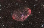 Bolha csmica localizada na constelao Cygnus. Aproximando do fim de sua vida onde deve, finalmente, se transformar em supernova. <br /><br /> Palavras-chave: Astronomia, nebulosa crescente, gravitao universal, NGC 6888.