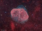 Bolha csmica localizada na constelao Cygnus. Aproximando do fim de sua vida onde deve, finalmente, se transformar em supernova. <br /><br /> Palavras-chave: Astronomia, nebulosa crescente, gravitao universal, NGC 6888.