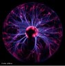 Essencialmente constitudo por uma esfera de vidro com um gs a baixa presso e por um eletrodo central a alta voltagem. Ilustra alguns dos fenmenos mais complexos de estado da matria. As cores so resultado do decaimento dos eltrons excitados para nveis mais baixos de energia, depois de terem se recombinado com os ons. Nesse processo, h emisso de luz em um espectro caracterstico do gs que est sendo excitado. <br /><br /> Palavras-chave: Fsica, radiao, plasma, transmissor, descargas eltricas, ons.