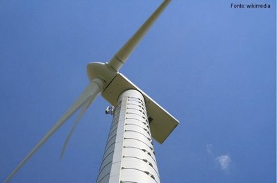 Dispositivo gerador de energia eltrica a partir do movimento das ps giradas pelo vento.
<br /><br />
Palavras-chave: Turbina elica, gerador, potncia, converso de tenso, energia elica, aerogerador, vento, eletricidade.

