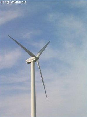 Dispositivo gerador de energia elétrica a partir do movimento das pás giradas pelo vento.
<br /><br />
Palavras-chave: turbina eólica, gerador, potência, conversão de tensão, energia eólica, aerogerador, vento, eletricidade.