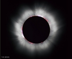 Um eclipse solar ocorre quando existe um alinhamento entre o Sol, a Lua e a Terra de forma em que a Lua oculte parcialmente ou totalmente o disco solar. Como resultado se forma um cone de sombra sobre determinadas regies da Terra. <br /> <br /> Palavras-chave: Astronomia, eclipse, Sol, Lua, Terra, umbra, Penumbra, sombra, gravitao universal.