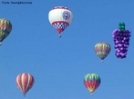 As principais foras que atuam sobre um balo so: a gravidade e a presso. Para que um balo possa voar, a resultante das foras que atuam sobre ele deve apontar para cima. Basicamente, a diferena entre a presso interna e externa do balo deve ser superior ao seu peso. Desta forma ele pode subir e voar para o alto. <br /><br /> Palavras-chave: Termodinmica, presso, densidade, gases, gravidade.