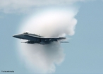 O avião que viaja à velocidade maior ou igual a 1200 km/h (velocidade do som), gera ondas de choque formando um "cone de som".	 