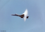 O avião que viaja à velocidade maior ou igual a 1200 km/h (velocidade do som), gera ondas de choque formando um "cone de som".	 