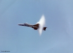O avio que viaja  velocidade maior ou igual a 1200 km/h (velocidade do som), gera ondas de choque formando um "cone de som".	 