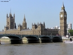 Big Ben  o nome do sino, que pesa 13 toneladas instalado no Palcio de Westminster. O nome do relgio  Tower Clock, ou Clock Tower, e  muito conhecido pela sua preciso e tamanho.	 