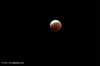 Um eclipse lunar ocorre quando existe um alinhamento entre o Sol, a Terra e a Lua de forma em que a Terra fique entre a Lua e o Sol formando um cone de sombra sobre a Lua cheia. <br /><br />   Palavras-chave: Astronomia, eclipse, Sol, Terra, Lua, umbra, penumbra, sombra, Gravitao universal.