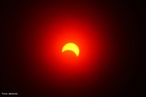 Um eclipse solar ocorre quando existe um alinhamento entre o Sol, a Lua e a Terra de forma em que a Lua oculte parcialmente ou totalmente o disco solar. Como resultado se forma um cone de sombra sobre determinadas regies da Terra. <br /><br /> Palavras-chave: Astronomia, eclipse, Sol, Lua, Terra, umbra, penumbra, sombra, gravitao universal.