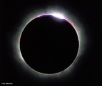 Um eclipse solar ocorre quando existe um alinhamento entre o Sol, a Lua e a Terra de forma em que a Lua oculte parcialmente ou totalmente o disco solar. Como resultado se forma um cone de sombra sobre determinadas regiões da Terra. <br /><br /> Palavras-chave: Astronomia, eclipse, Sol, Lua, Terra, umbra, penumbra, sombra, gravitação universal.