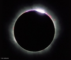 Um eclipse solar ocorre quando existe um alinhamento entre o Sol, a Lua e a Terra de forma em que a Lua oculte parcialmente ou totalmente o disco solar. Como resultado se forma um cone de sombra sobre determinadas regies da Terra. <br /><br /> Palavras-chave: Astronomia, eclipse, Sol, Lua, Terra, umbra, penumbra, sombra, gravitao universal.