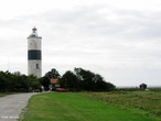 Uma torre com um potente aparelho ptico permitindo que a luz seja vista a longas distncias. <br /><br /> Palavras-chave: Eletromagnetismo, luz, farol, ondulatria da luz, torre, reflectores, "lente de fresnel", ptica.