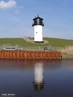 Uma torre com um potente aparelho ptico permitindo que a luz seja vista a longas distncias. <br /><br /> Palavras-chave: Eletromagnetismo, luz, farol, ondulatria da luz, torre, reflectores, "lente de fresnel", ptica.