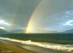 O arco-ris  um fenmeno ptico que se forma em razo da separao das cores que formam a luz solar. A luz do sol  uma onda de luz branca formada por vrias cores, quando essa luz incide sobre uma gota de gua os raios luminosos penetram nela e so refratados, sofrendo assim a disperso da luz. <br /><br /> Palavras-chave: ptica, luz, refrao, gua, cores, Sol, atmosfera.