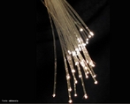 Fibras ópticas são fios longos e finos de vidro muito puro, com o diâmetro aproximado de um fio de cabelo humano, dispostas em feixes chamados cabos ópticos e usadas para transmitir sinais de luz ao longo de grandes distâncias.   <br /><br /> Palavras-chave: Eletromagnetismo, fibra óptica, óptica, vidro, luz, reflexão.