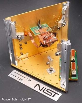A geladeira quântica usa a física quântica no chip quadrado - montado sobre a placa verde - para resfriar a placa de cobre no centro da imagem.
<br / >
Palavras-chave: Termologia, Transferência de Calor,  Quântica