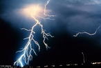 Uma iminente tempestade com descargas elétricas.  <br /><br /> Palavras-chave:  Cargas positivas, cargas negativas, raio, indução, eletromagnetismo.