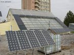 Dispositivo formado por clulas fotovoltaicas que convertem energia da luz do Sol em energia eltrica. <br /><br /> Palavras-chave: Painel solar, energia solar, energia eltrica, clulas solares, Sol, luz, corrente eltrica, eletricidade.