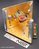 A geladeira quântica usa a física quântica no chip quadrado - montado sobre a placa verde - para resfriar a placa de cobre no centro da imagem. <br / > Palavras-chave: Termologia, Transferência de Calor,  Quântica